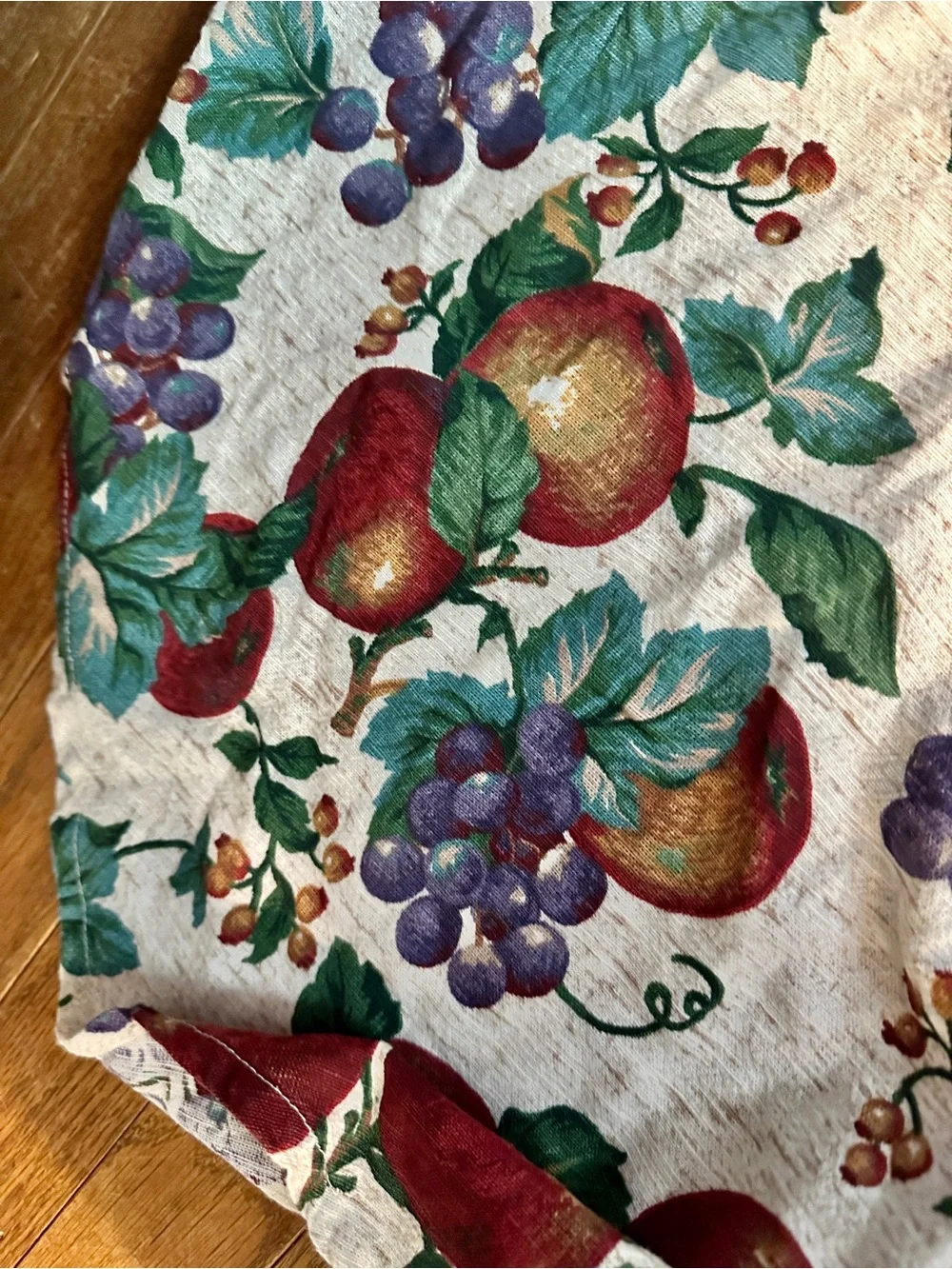 Vintage Sakura Fruit-Print Oval Tablecloth in Red, Green & Purple